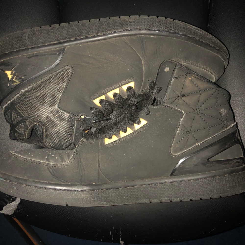 40$⬇️ Size 9.5 Jordan 1 Flight 3 black and gold